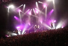 「KEYTALKワンマンツアー 3年K組お祭り先生 ～『先生！義勝君の給食費がありません！』～」7月14日開催の東京・新木場STUDIO COAST公演の様子。（撮影：後藤壮太郎）