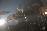 剛（Dr）（撮影：柴田恵理）