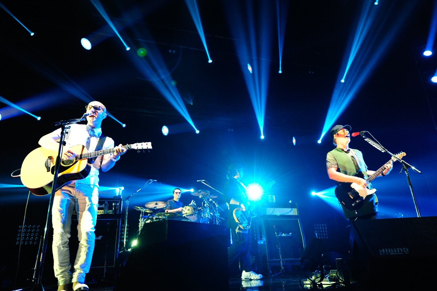 左からメイナード・プラント（Vo, G）、ブレイズ・プラント（Vo, G）。