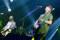 左からメイナード・プラント（Vo, G）、ブレイズ・プラント（Vo, G）。