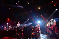 MONKEY MAJIKと吉田兄弟のセッションの様子。