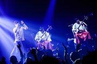 MONKEY MAJIKと吉田兄弟のセッションの様子。