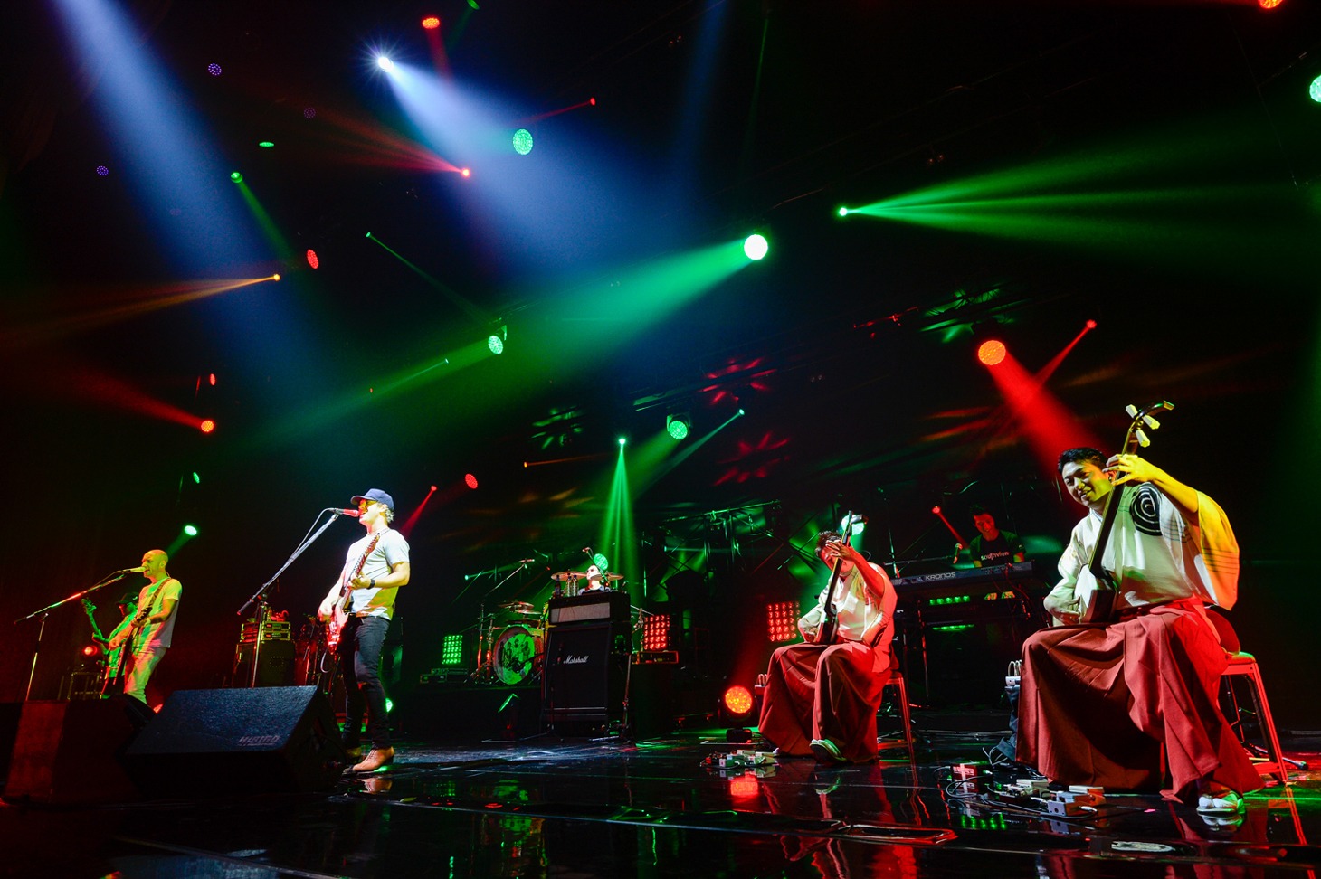 MONKEY MAJIKと吉田兄弟のセッションの様子。