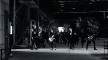 GLAY「[DEATHTOPIA]」MVのワンシーン。