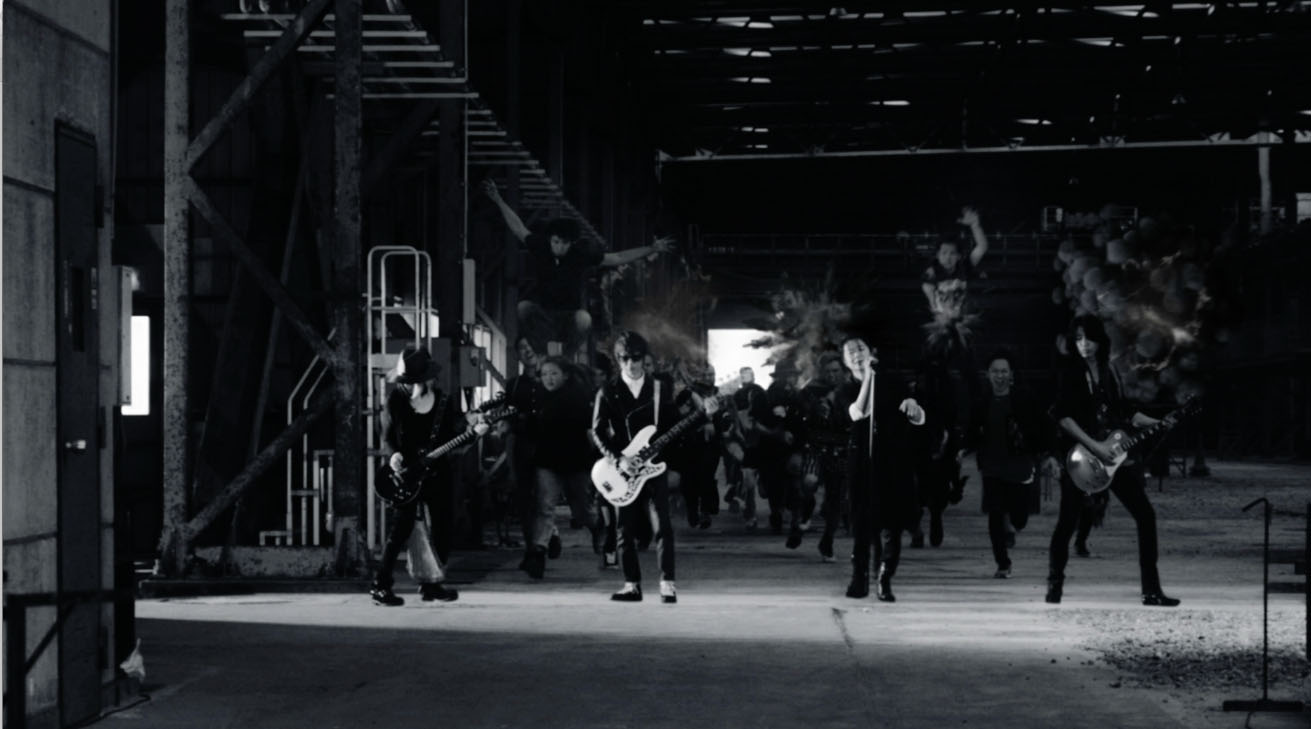 GLAY「[DEATHTOPIA]」MVのワンシーン。