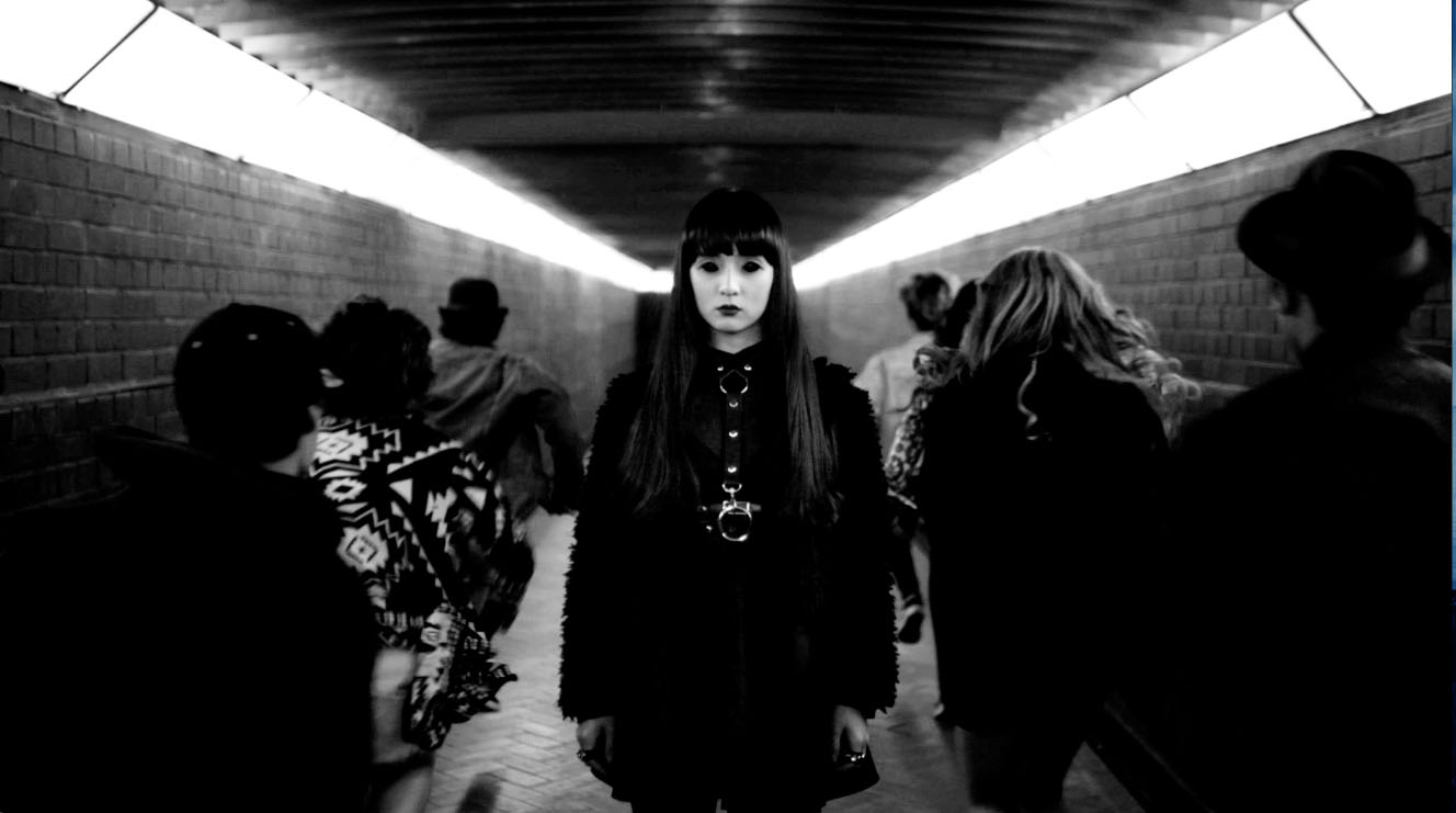 GLAY「[DEATHTOPIA]」MVのワンシーン。