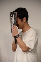 恥ずかしそうに顔を隠す藤井隆。