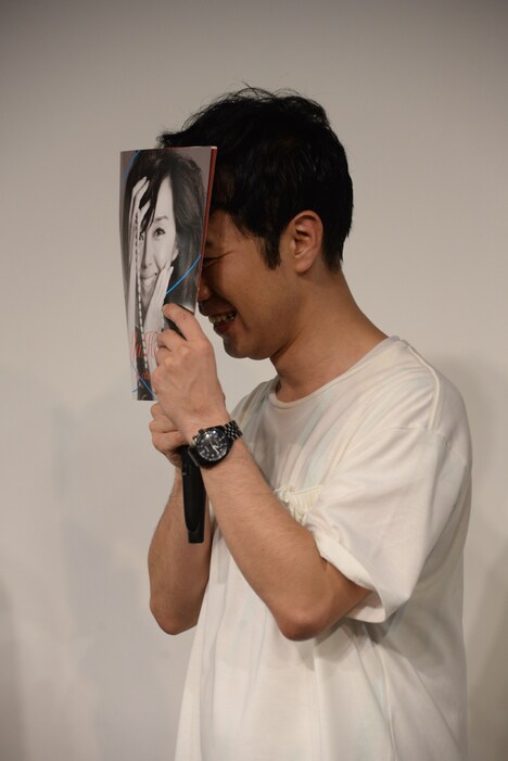 恥ずかしそうに顔を隠す藤井隆。