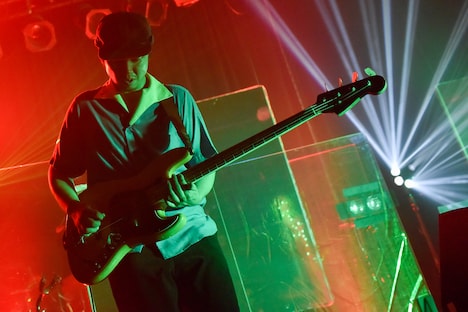 マツザカタクミ(B, Syn, Rap)(撮影:古溪一道)