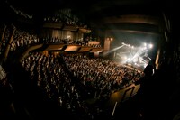 「UNISON SQUARE GARDEN TOUR 2016『Dr.Izzy』」初日公演の様子。（Photo by Viola Kam [V'z Twinkle]）