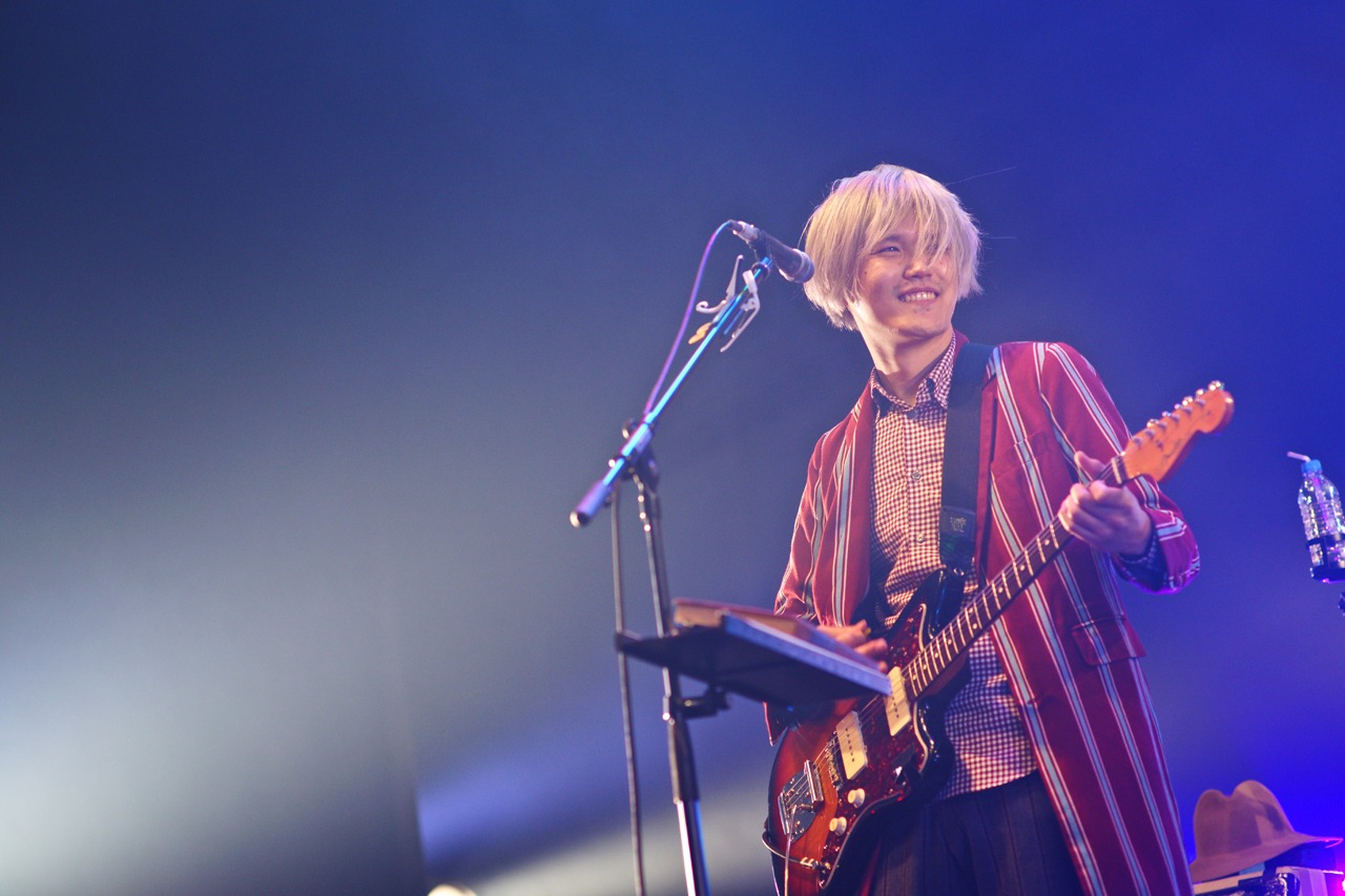 ハヤシコウスケ（G, Vo, Programming）（撮影：佐藤広理）