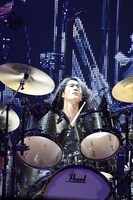 菊地英二（Dr）（撮影：有賀幹夫）