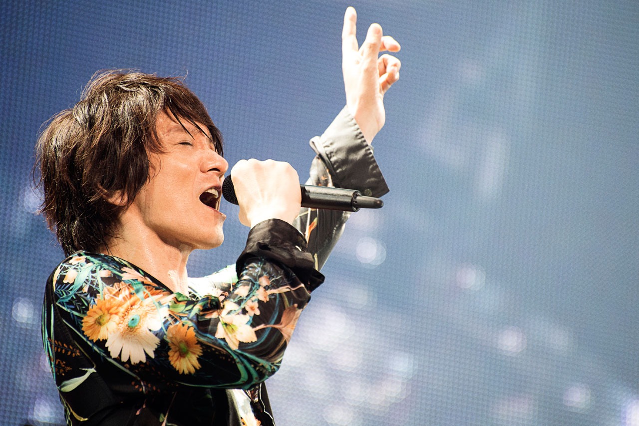 吉井和哉（Vo, G）（撮影：有賀幹夫）