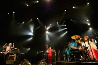 謎のゲスト・陳さん（中央）とともに「ジンギスカンフー」を披露するシナリオアート。（撮影：佐藤広理）