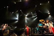 謎のゲスト・陳さん（中央）とともに「ジンギスカンフー」を披露するシナリオアート。（撮影：佐藤広理）