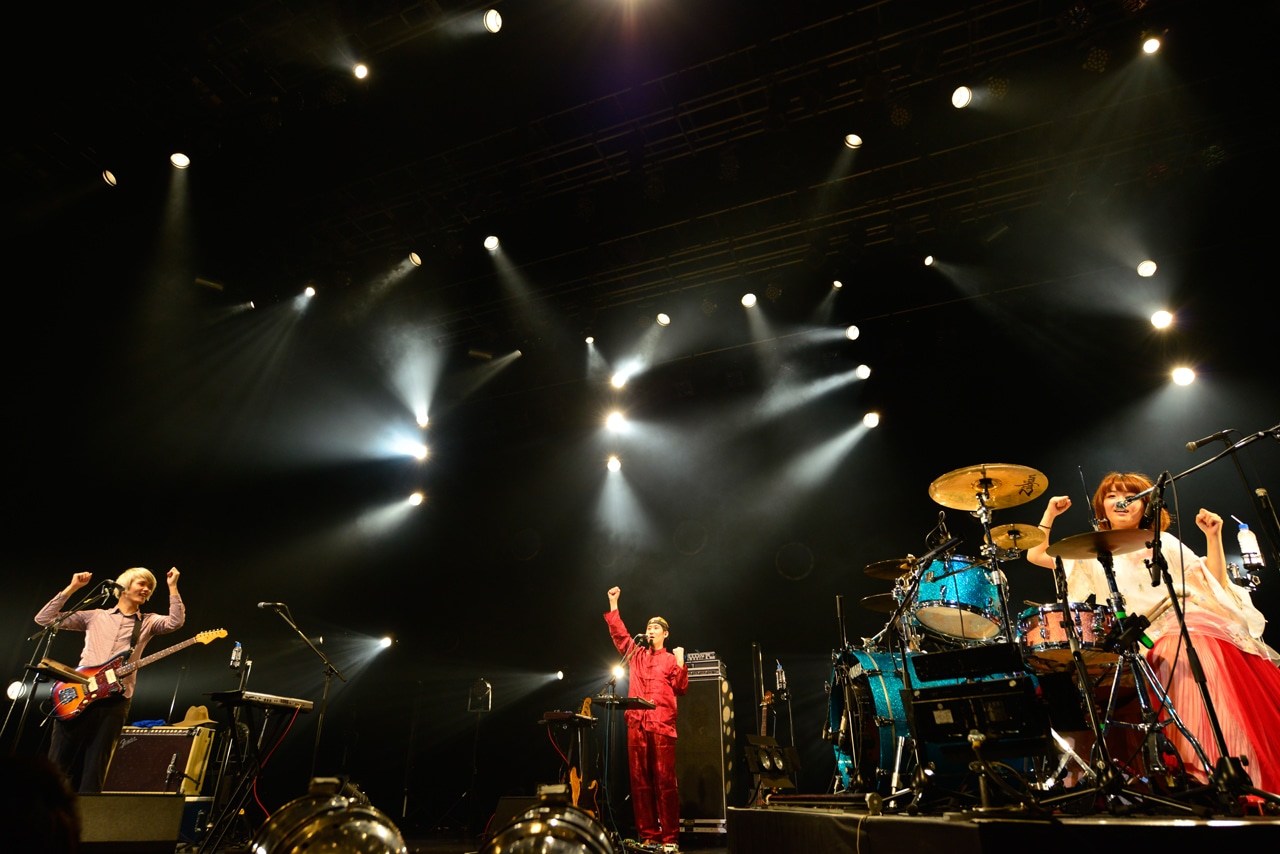 謎のゲスト・陳さん（中央）とともに「ジンギスカンフー」を披露するシナリオアート。（撮影：佐藤広理）