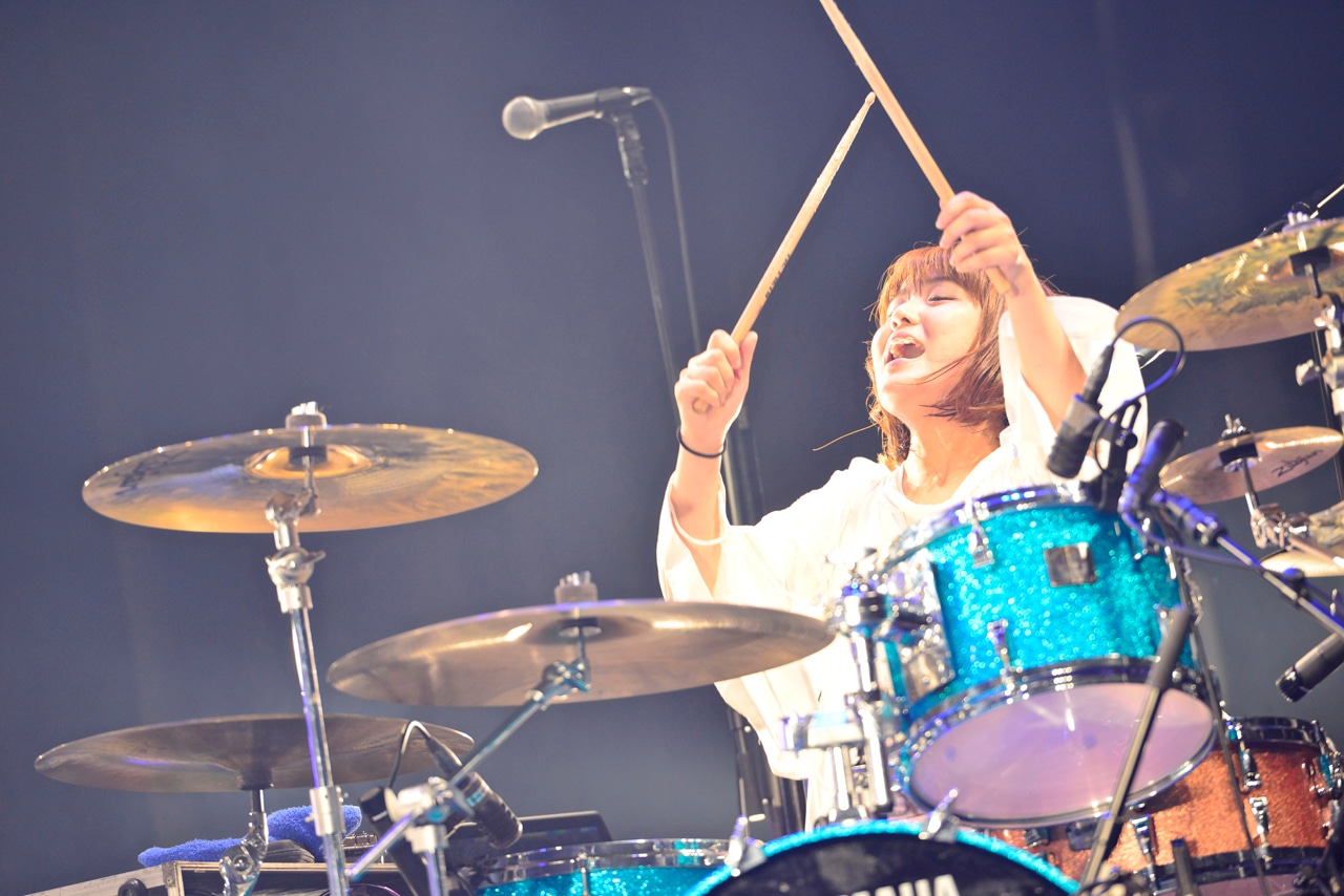 ハットリクミコ（Dr, Vo）（撮影：佐藤広理）