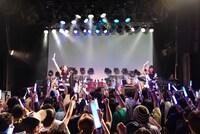 WHY@DOLLワンマンライブ「SUMMER～MUSIC OF（EN）JOY～」の様子。