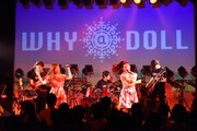WHY@DOLLワンマンライブ「SUMMER～MUSIC OF（EN）JOY～」の様子。