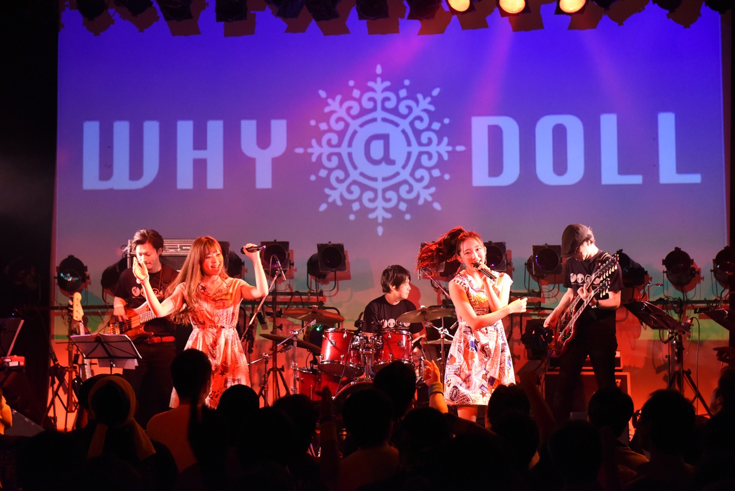 WHY@DOLLワンマンライブ「SUMMER～MUSIC OF（EN）JOY～」の様子。