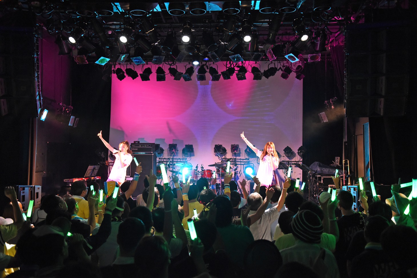 WHY@DOLLワンマンライブ「SUMMER～MUSIC OF（EN）JOY～」の様子。