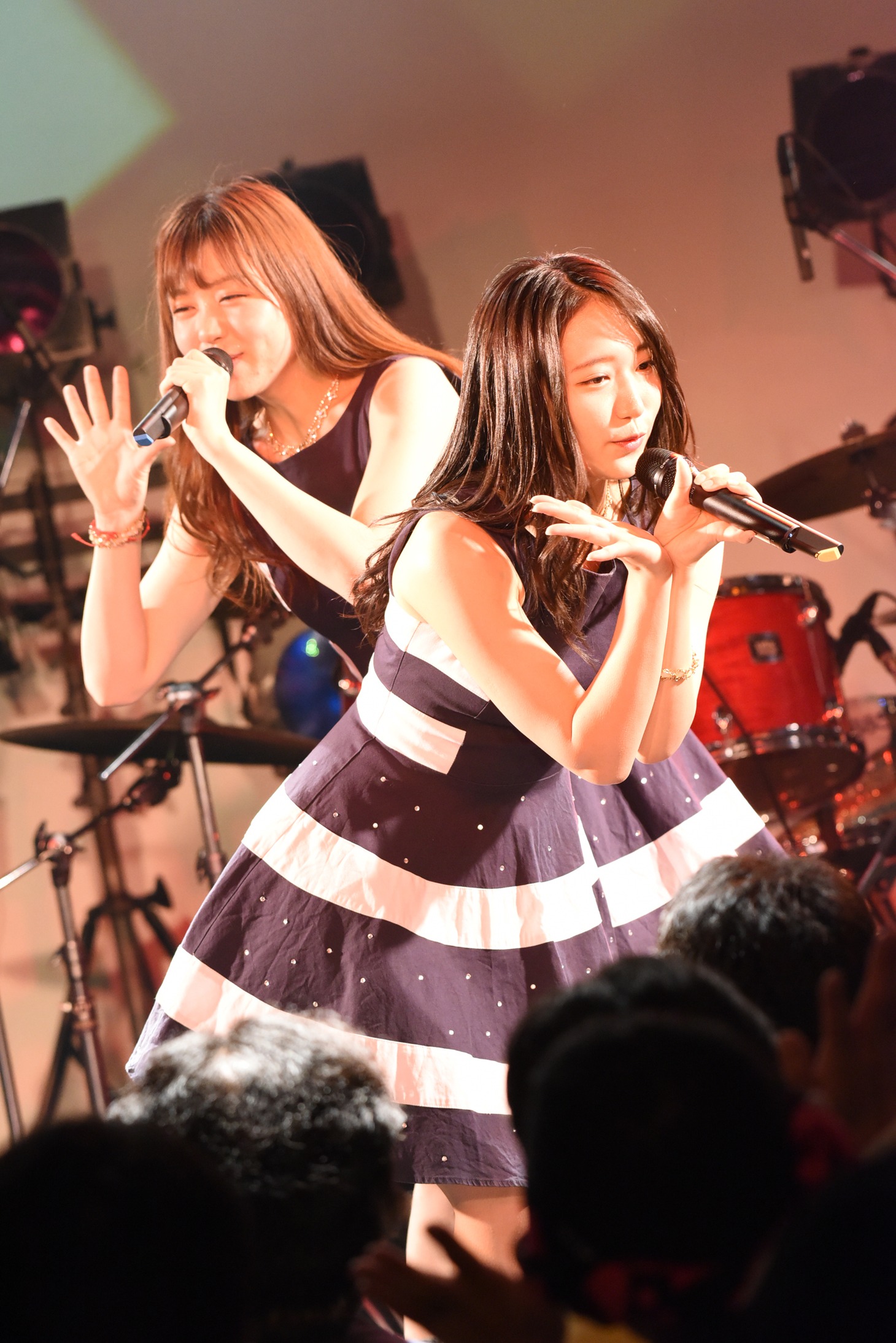 手前から浦谷はるな、青木千春。