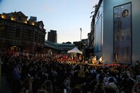 ゆずの台湾でのストリートライブの様子。