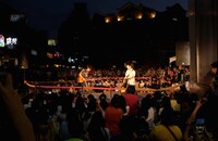 ゆずの台湾でのストリートライブの様子。