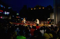 ゆずの台湾でのストリートライブの様子。