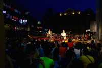 ゆずの台湾でのストリートライブの様子。