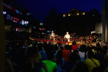 ゆずの台湾でのストリートライブの様子。