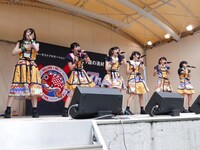 「いつか私たちも超（スーパー）に！伸び白埋めてもよかよかツアー」初日公演の様子。（写真提供：ビクターエンタテインメント）