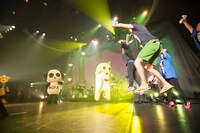 アンコールで「前を向け！」を披露する出演者たち。（撮影：樋口涼）