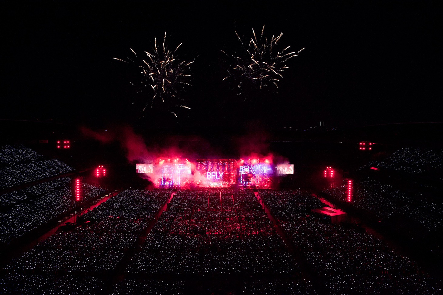 「BUMP OF CHICKEN STADIUM TOUR 2016 "BFLY"」ファイナル公演の様子。（撮影：富永よしえ）