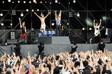 ゴールデンボンバー（撮影：本田裕二）