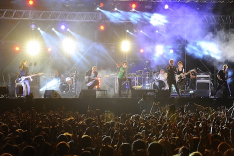 SiMとCrossfaithによるアンコールの様子。（撮影：半田安政[Showcase]）