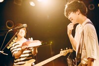 山内彰馬（Vo, G）への誕生日サプライズとして登場した特大寿司。