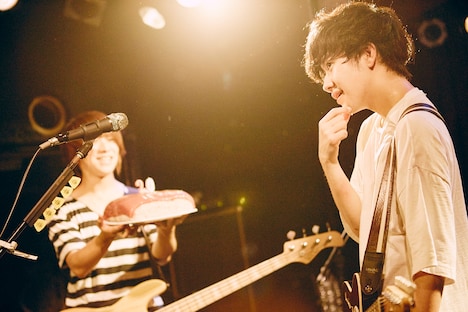 山内彰馬（Vo, G）への誕生日サプライズとして登場した特大寿司。