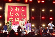 アンコールで「決戦は金曜日」をコラボするDREAMS COME TRUEとレキシ、渡和久。  （撮影：植松千波、橋本塁［SOUND SHOOTER］）