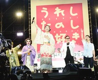 メンバー紹介にて、恒例の「吉田美和ー！」というコールを浴びる吉田美和（中央）。  （撮影：植松千波、橋本塁［SOUND SHOOTER］）