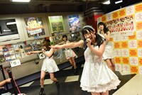 DEAR KISSによるリリースイベントの様子。