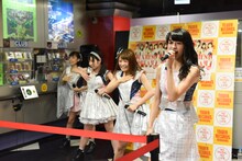 DEAR KISSによるリリースイベントの様子。