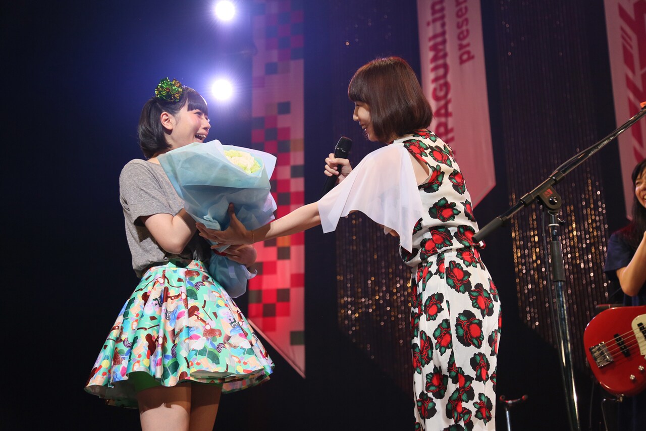 土岐麻子から花束を受け取る夢眠ねむ。（写真提供：ディアステージ