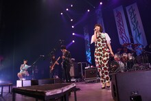 夢眠ねむのために「Gift ～あなたはマドンナ～」を歌う土岐麻子。（写真提供：ディアステージ）