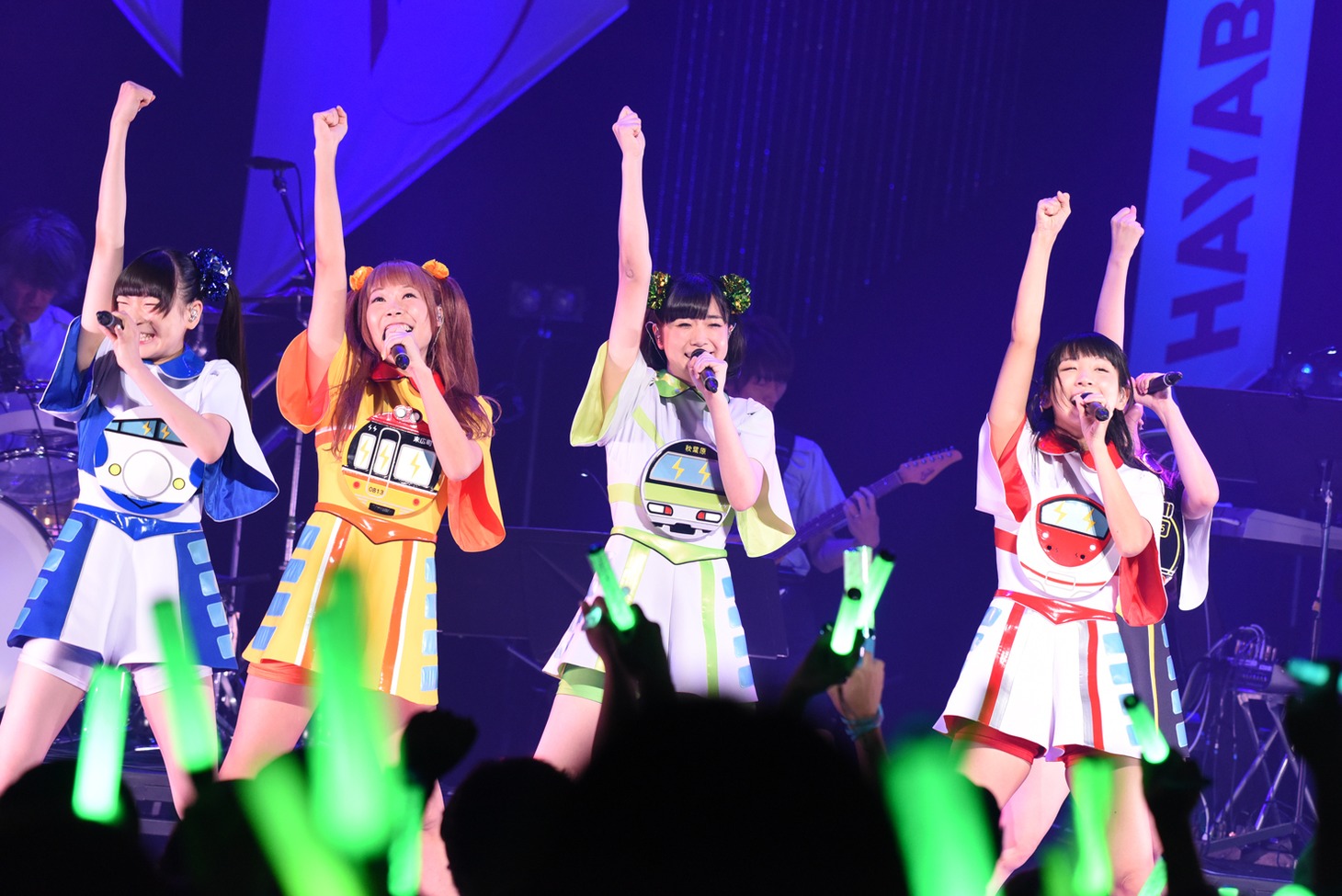 でんぱ組.incによるライブの様子。