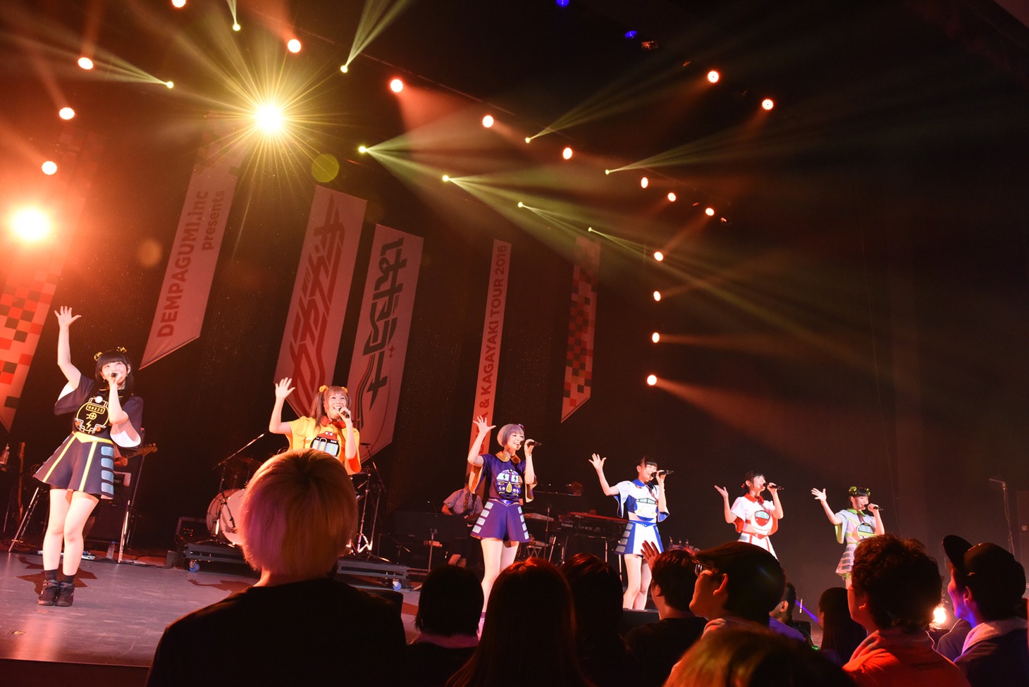 でんぱ組.incによるライブの様子。