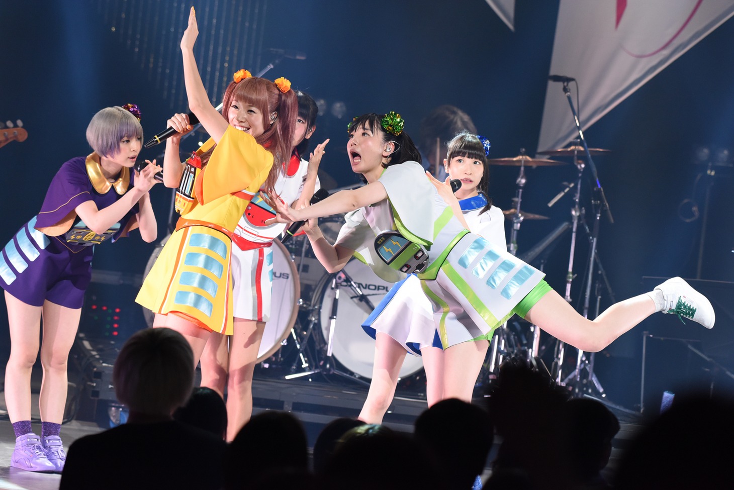 でんぱ組.incによるライブの様子。