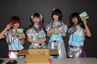 CDを手売りするゆるめるモ！（写真提供：You'll Records）