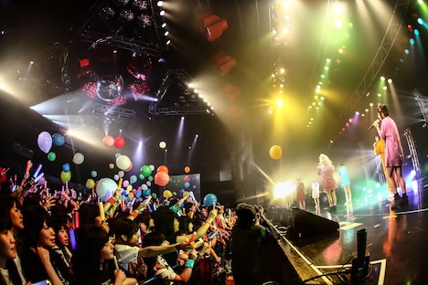 「逃げろ!!」のパフォーマンスの様子。 （Photo by Shingo Tamai）