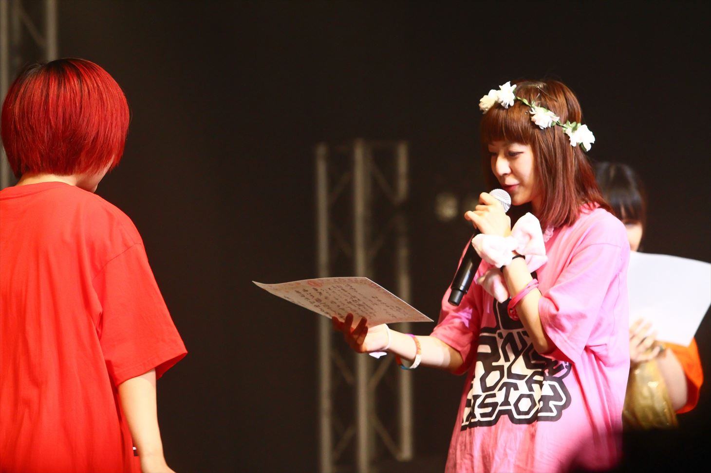 卒業証書を受け取るもね。 （Photo by Shingo Tamai）